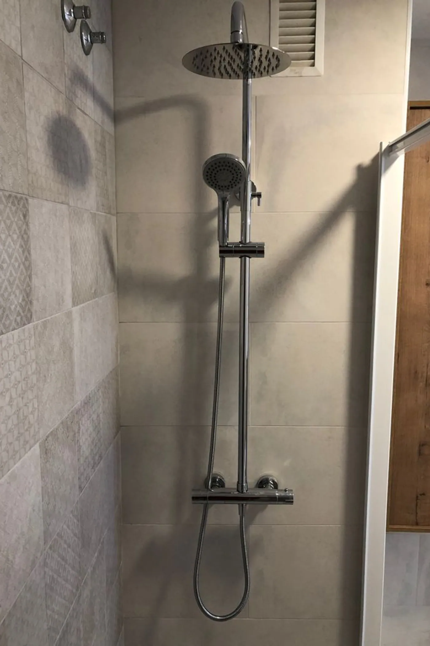 Columna de dutxa termostàtica amb ruixador de pluja i reixeta de ventilació
