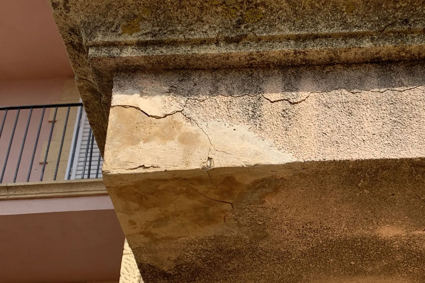 Patologia en balcó i cornisa amb despreniment del revestiment