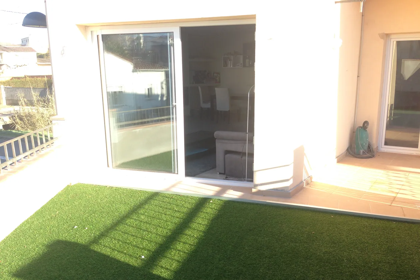 Terrassa amb gespa artificial i corredissa d’accés a l’habitatge