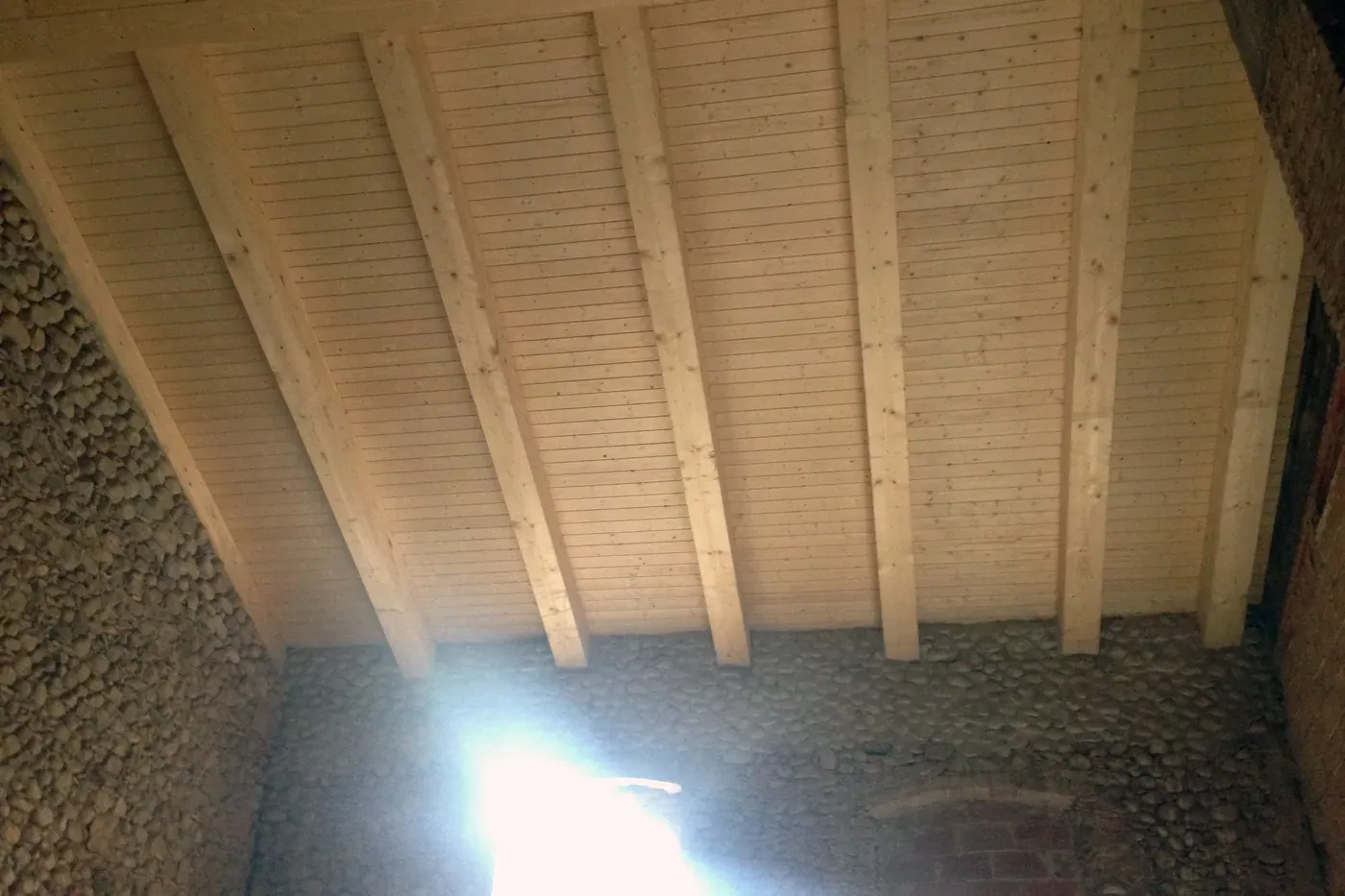Coberta de paller rehabilitada amb bigues de fusta laminada i panell sandvitx encadellat vist