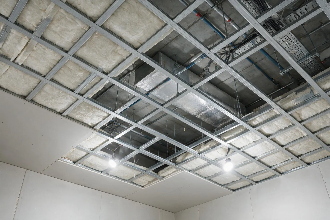 Sostre de local insonoritzat: llana mineral entre els perfils i doble placa de guix laminat