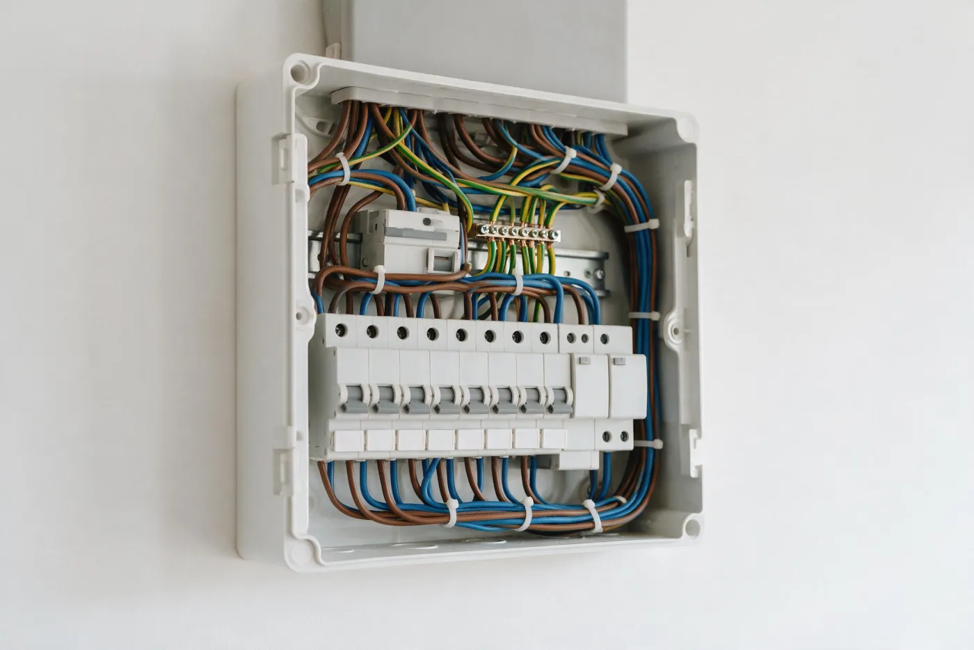 Quadre elèctric nou amb els magnetotèrmics alineats, dos diferencials i el cablejat identificat